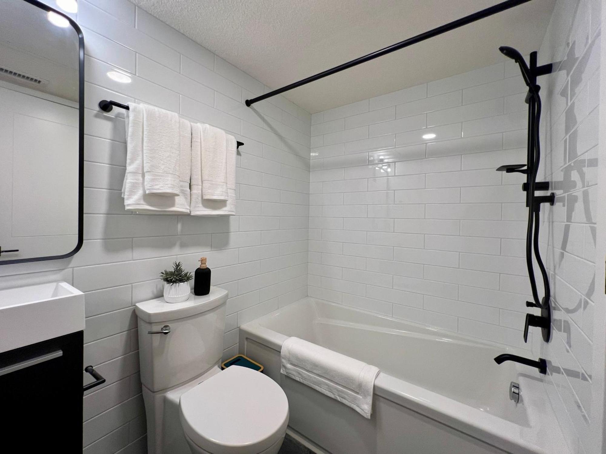 Апартаменты Special! New Downtown Mtn View Free Parking 2B&2B Канмор Экстерьер фото